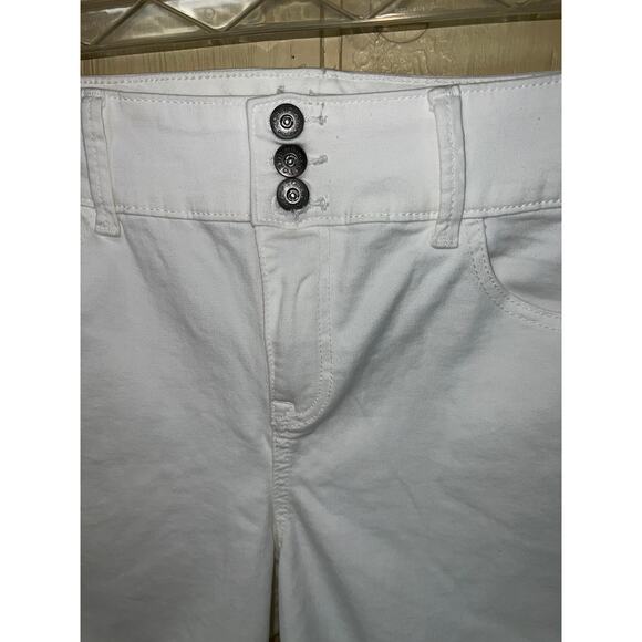 Torrid Shorts Womens 18W Bermuda White Denim Jean Fray Raw Hems Skinny Leg - Picture 6 of 11